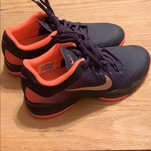 Women’s Nike shoes. 6.5
